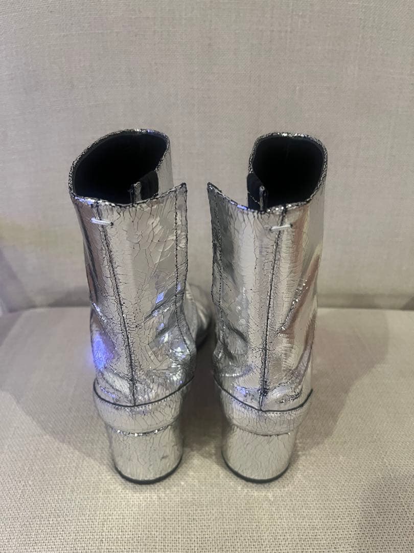 masion margiela シルバー合成皮革ブーツ 中ヒール