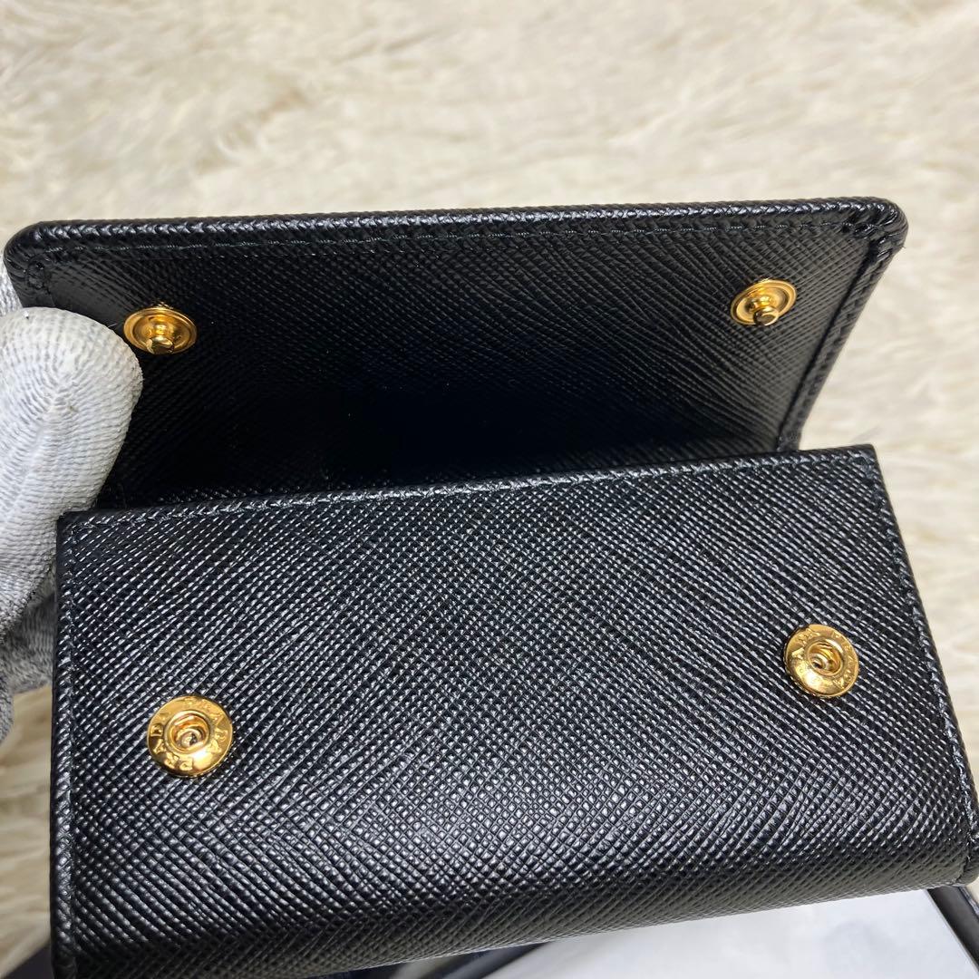 【未使用】 近年モデル プラダ メタルロゴ キーケース サフィアーノ 付属品完備