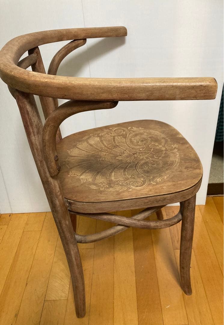 アンティーク木製椅子（座面に美しいエンボス装飾模様）