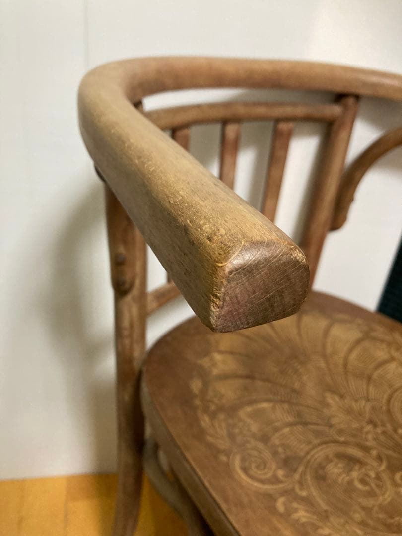 アンティーク木製椅子（座面に美しいエンボス装飾模様）