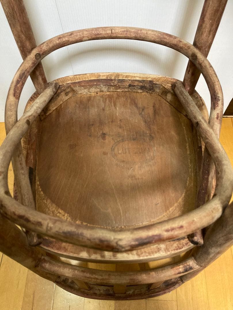 アンティーク木製椅子（座面に美しいエンボス装飾模様）