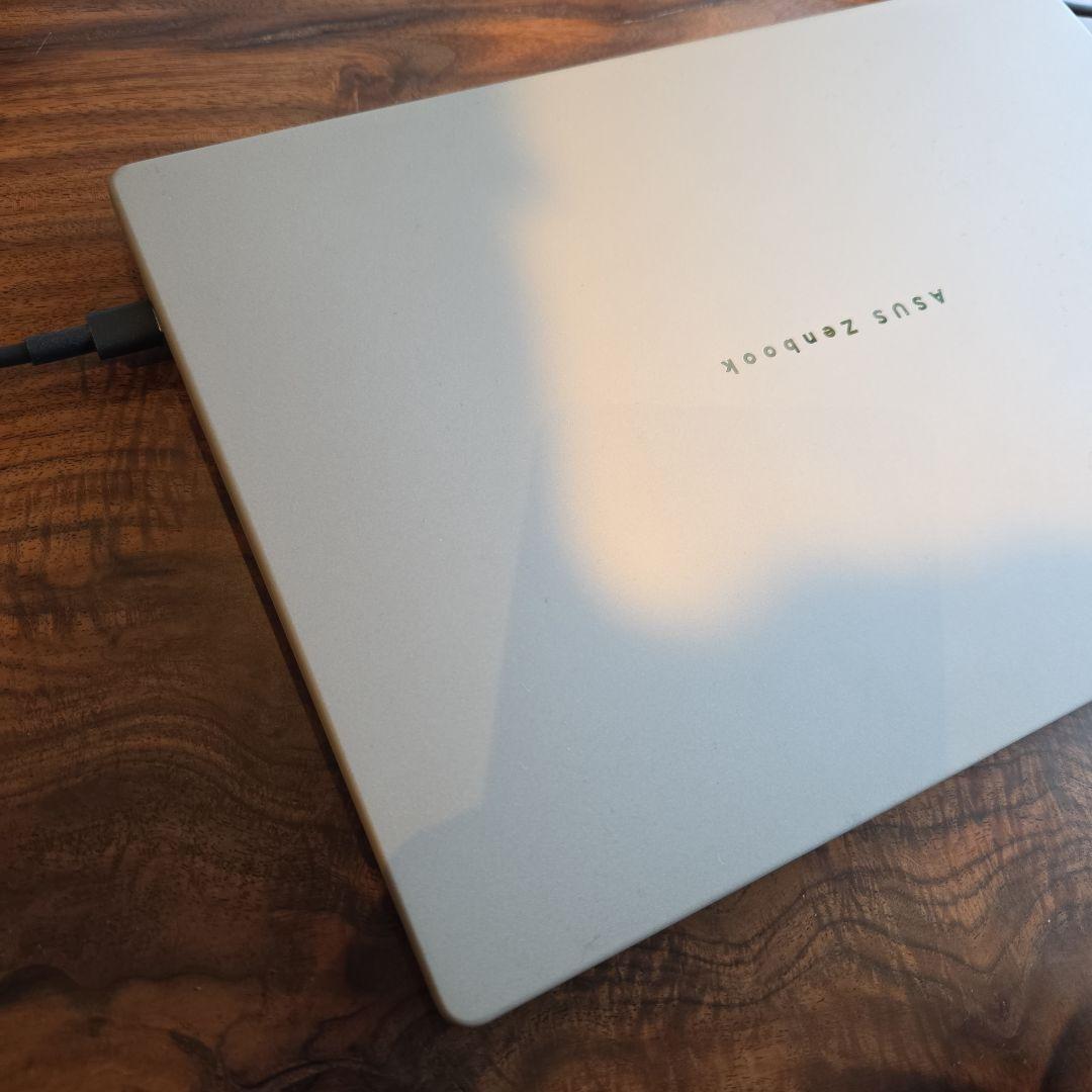 ASUS Zenbook HDMI端子付きノートPC ほぼ新品　25万円→格安！