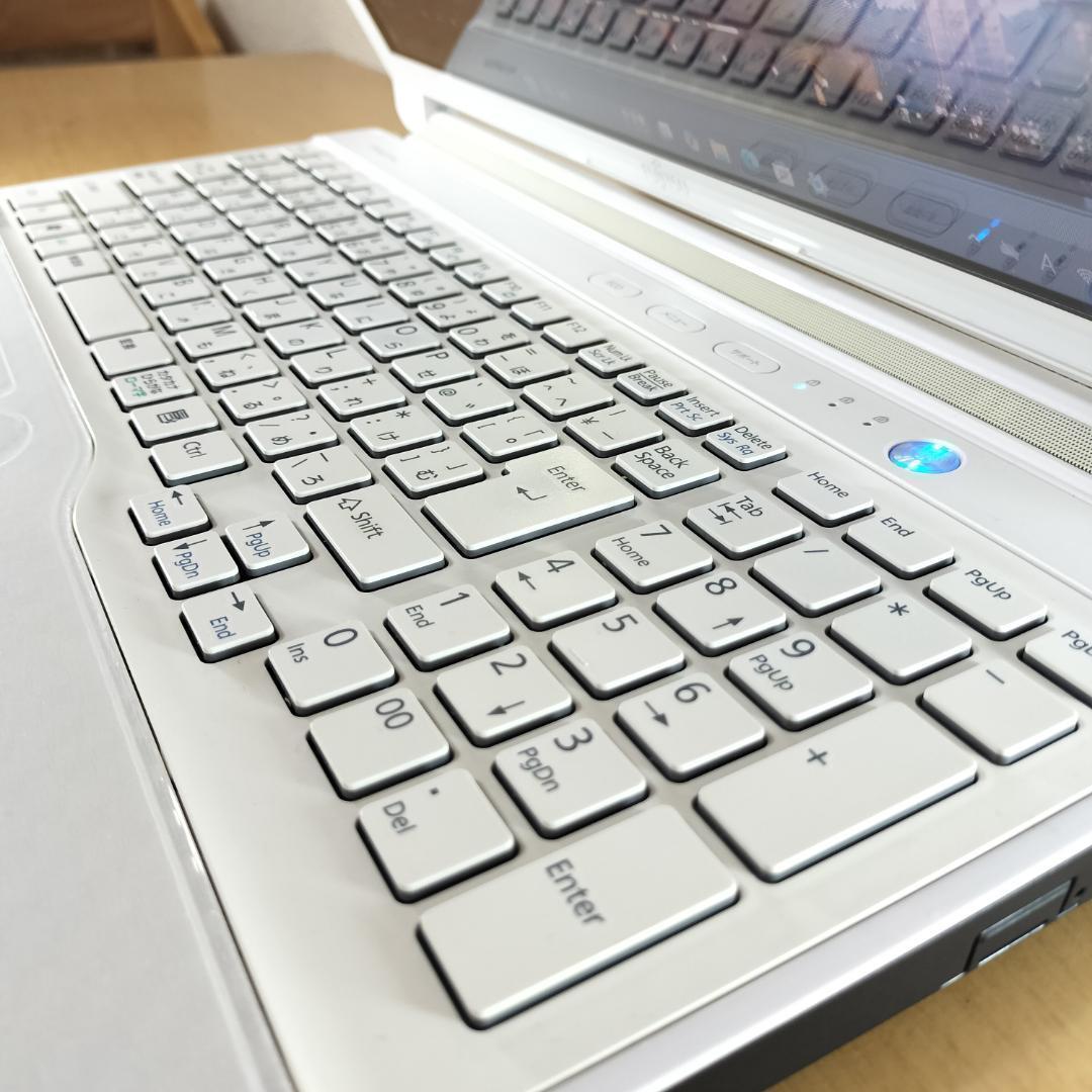 富士通 ノートパソコン Corei7 Windows11 SSD メモリ16GB