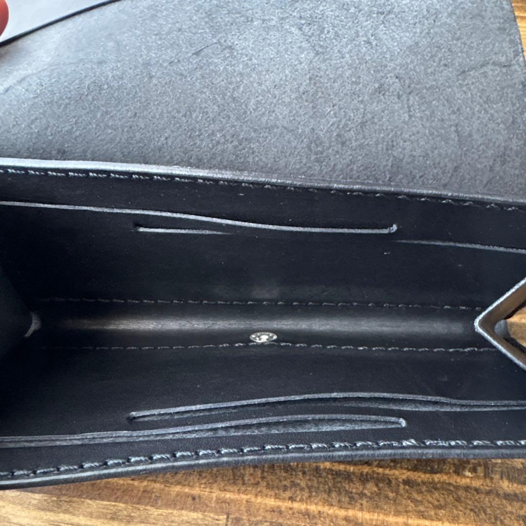 ほぼ1万円札サイズの中身にアクセスしやすい薄 めの長財布　右利き用黒※中古