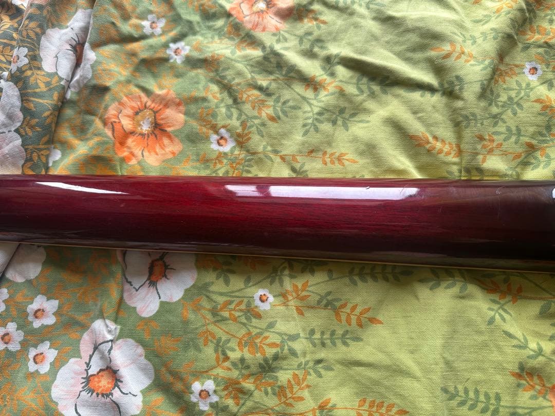 Yamaha製のセミアコースティックギター、レッドカラー