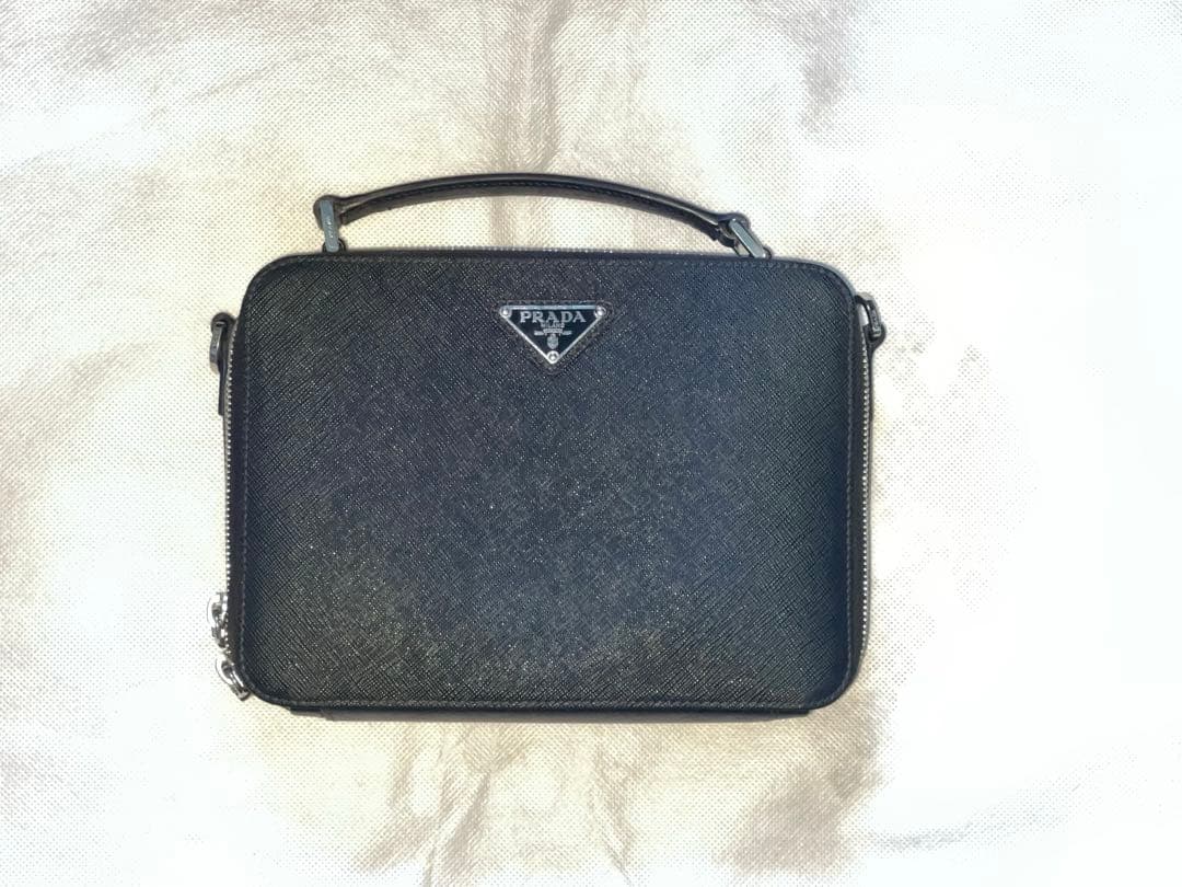 Prada ブラックレザーショルダーバッグ