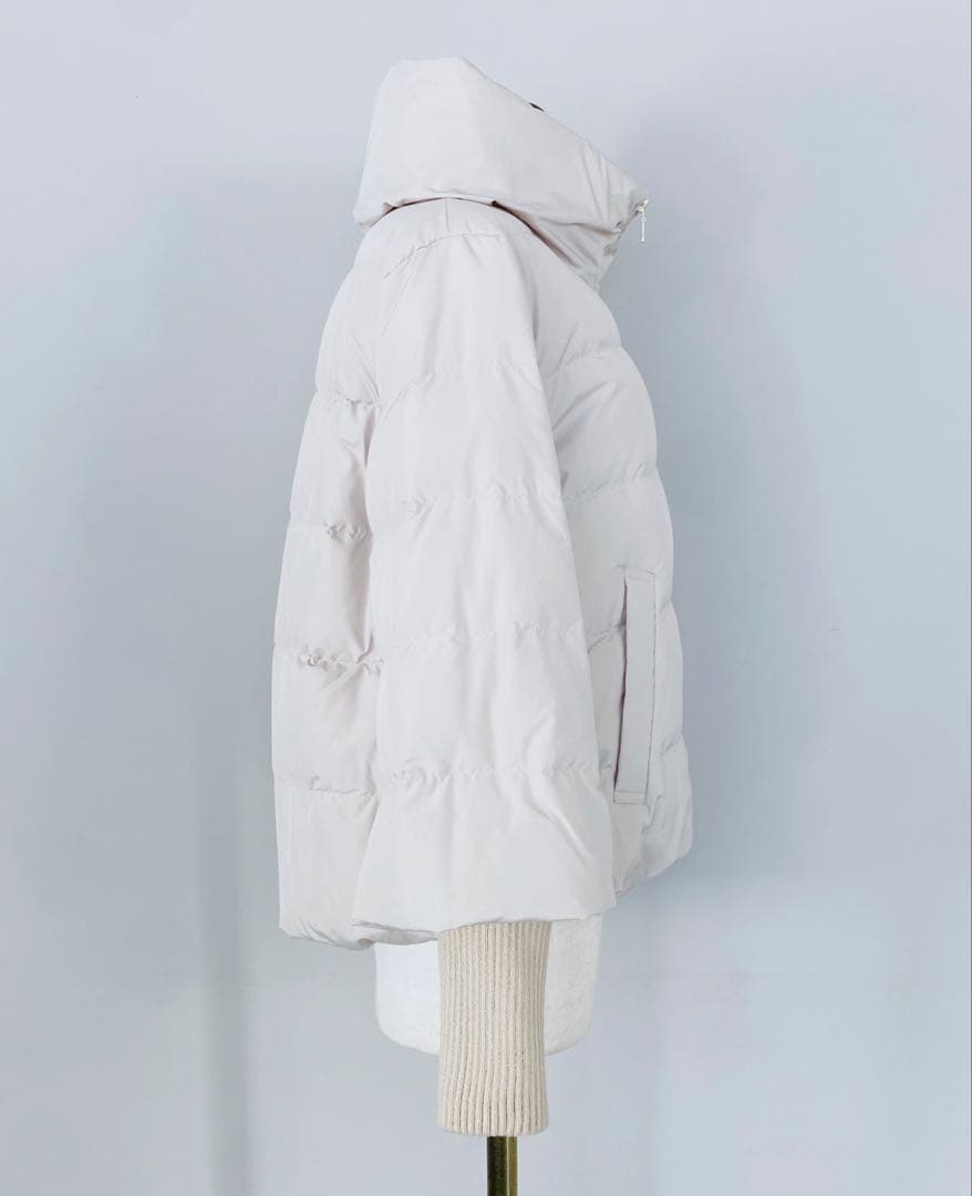 フード付きライトベージュダウンジャケット