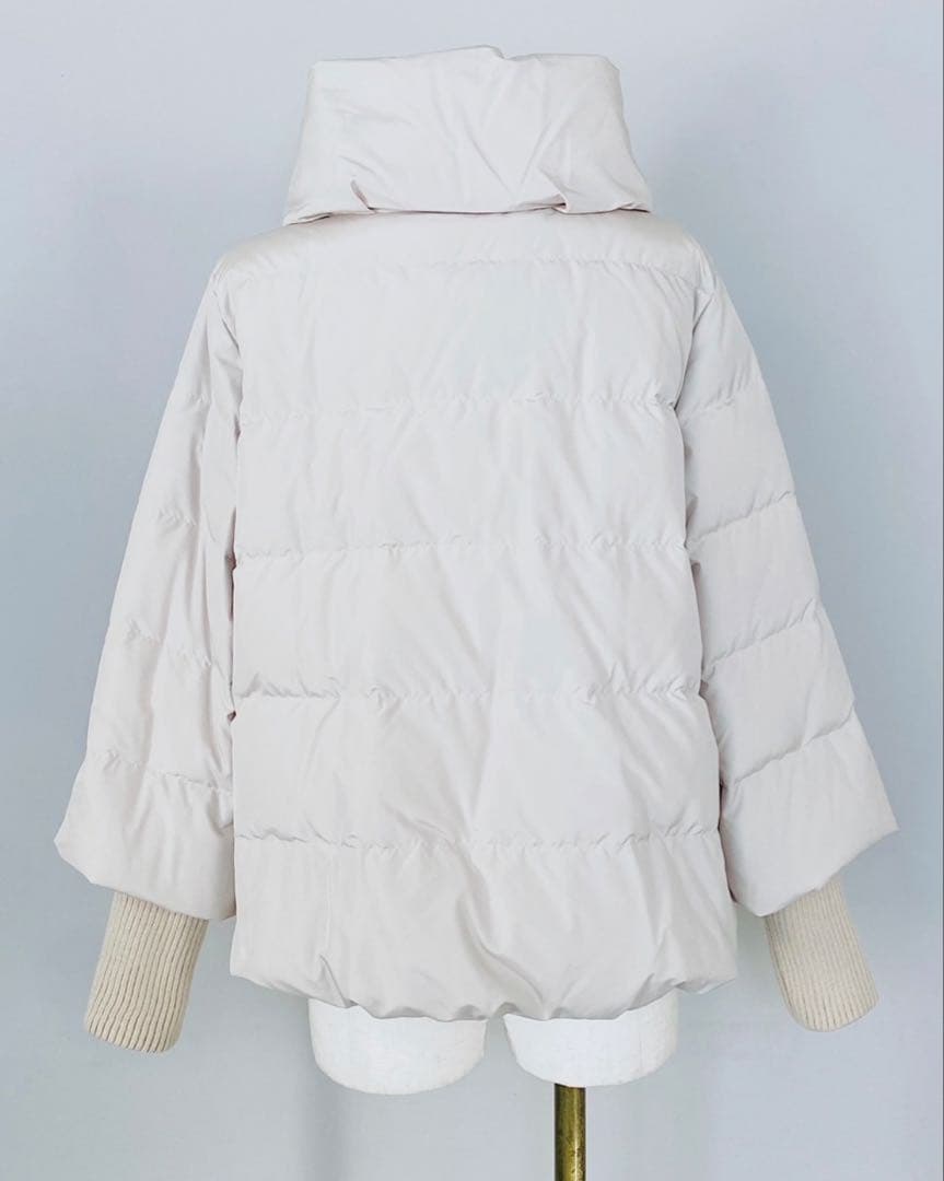 フード付きライトベージュダウンジャケット