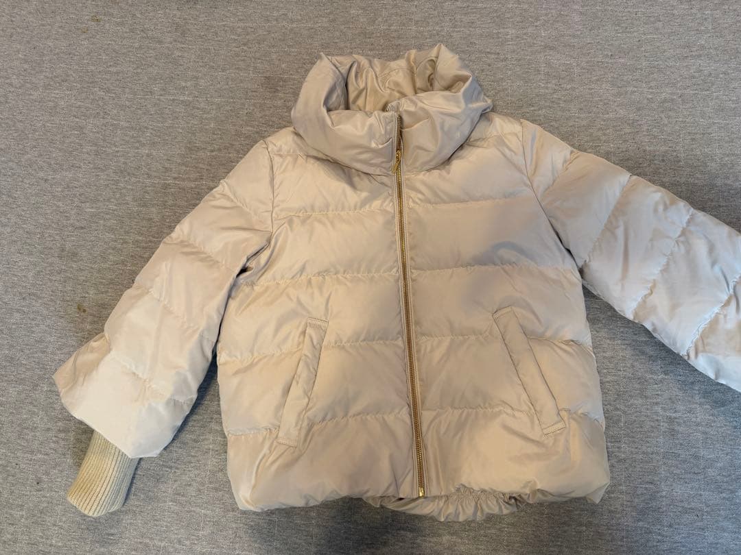 フード付きライトベージュダウンジャケット