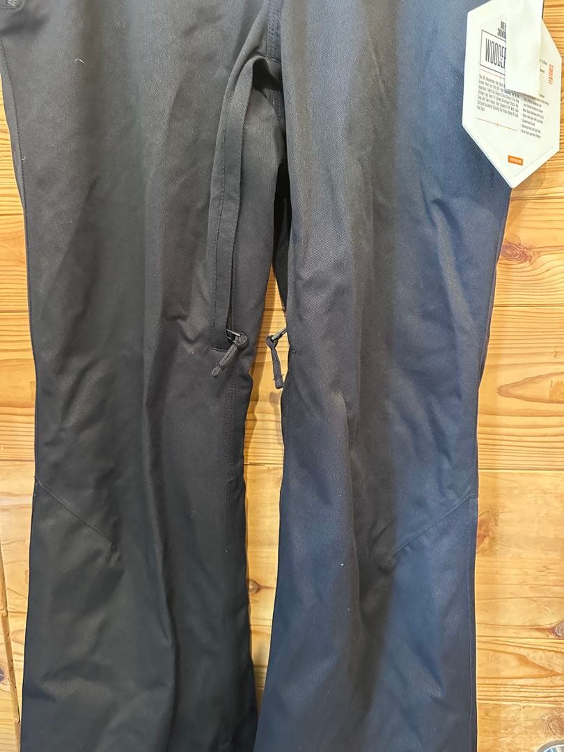 スノーボードウエアー　THIRTYTWO 細身シリーズ　新品展示品処分価格　M