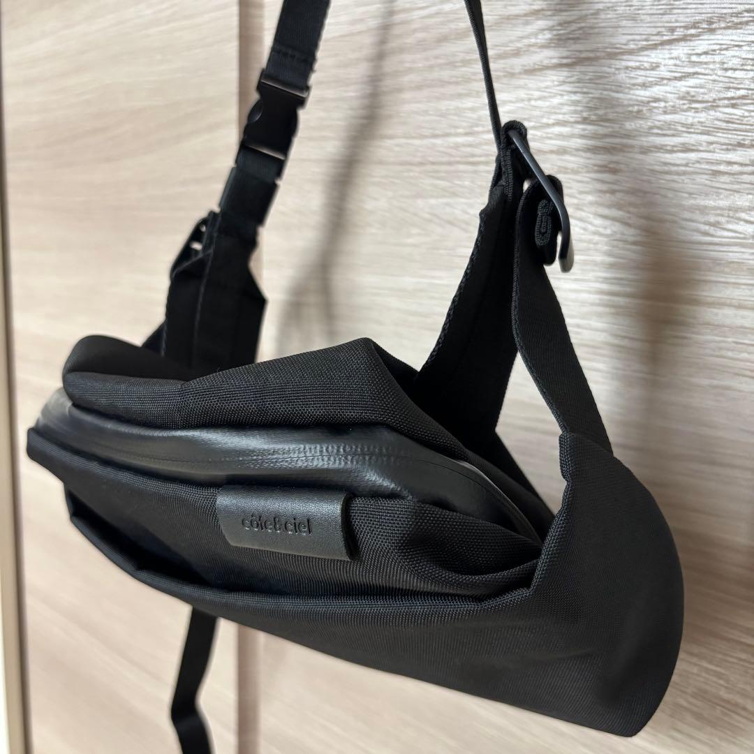 【côte&ciel】ブラック ボディバッグISARAU コートエシエル