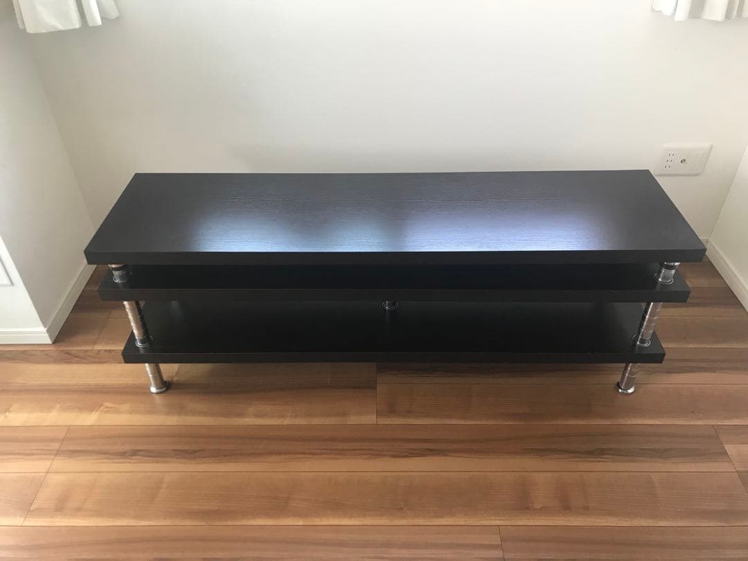 黒い木製ラック 2段