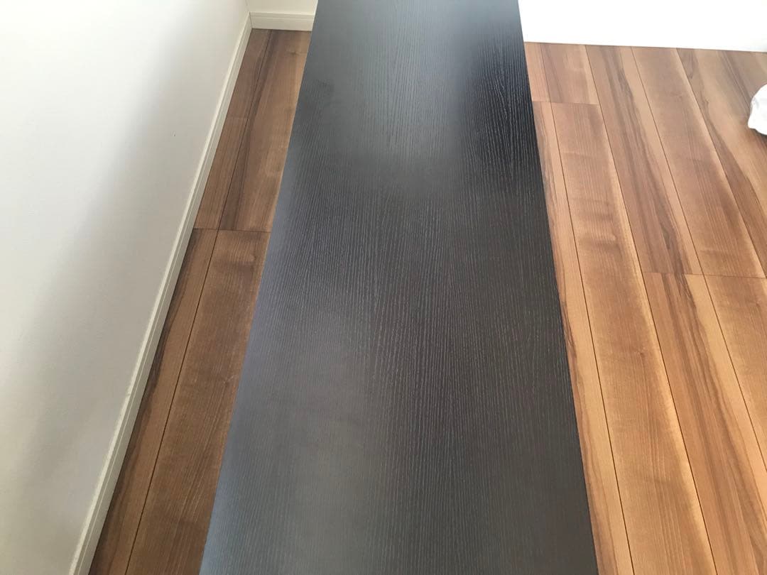 黒い木製ラック 2段