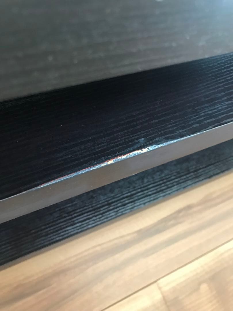 黒い木製ラック 2段