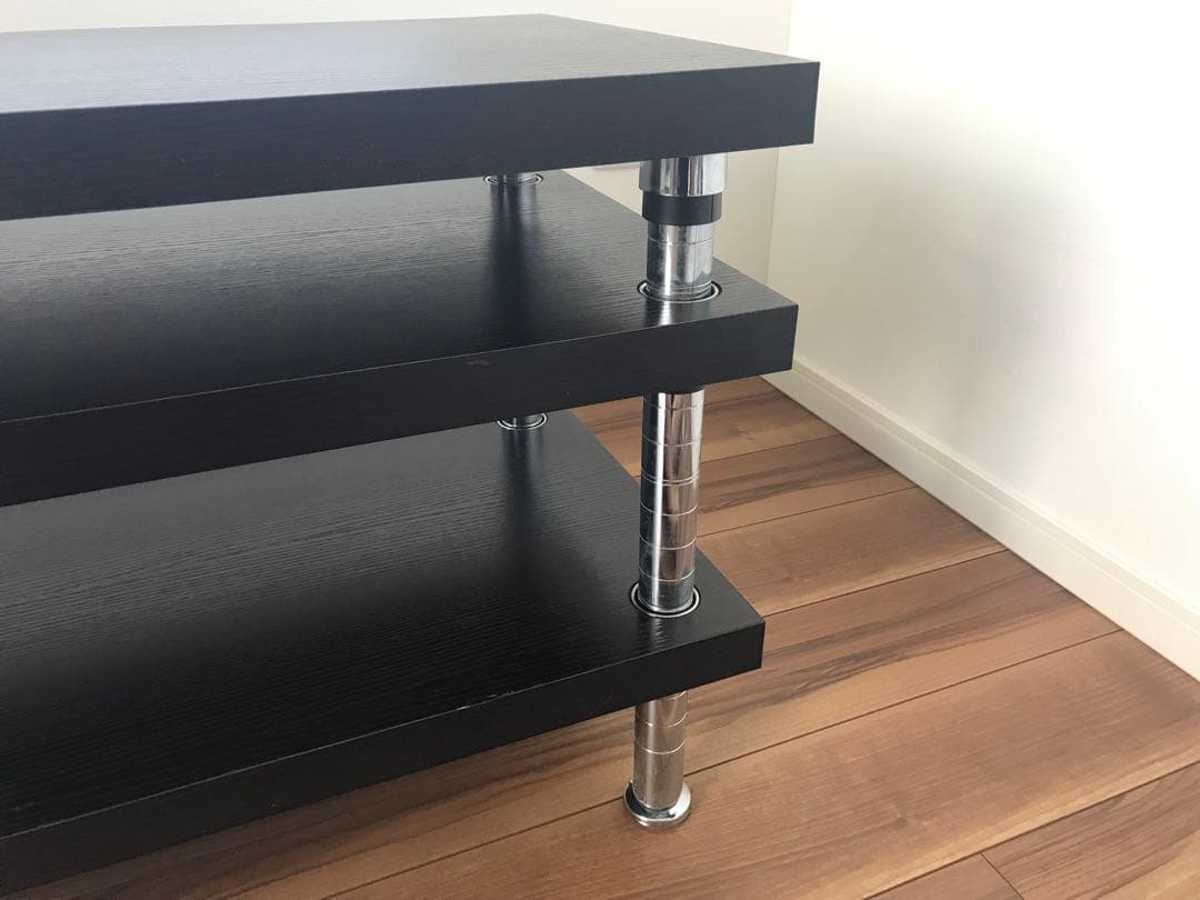 黒い木製ラック 2段