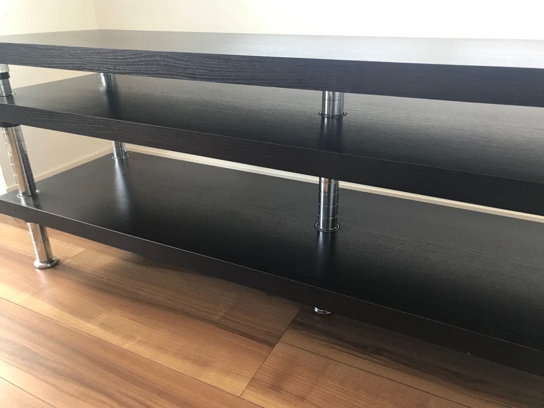 黒い木製ラック 2段