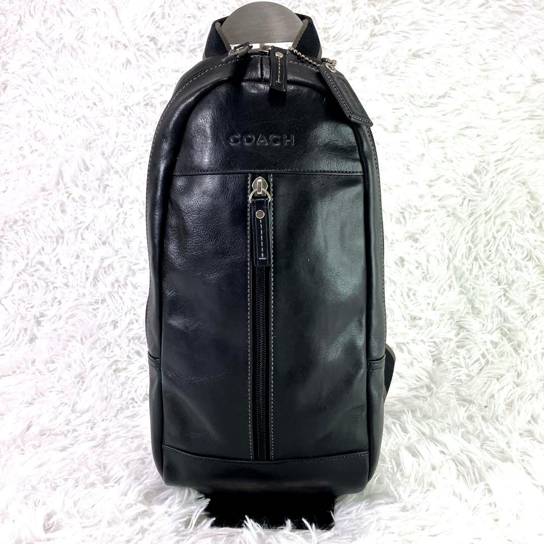 COACH　コーチ　レザーボディバッグ　縦型　チャーム付き　ブラック
