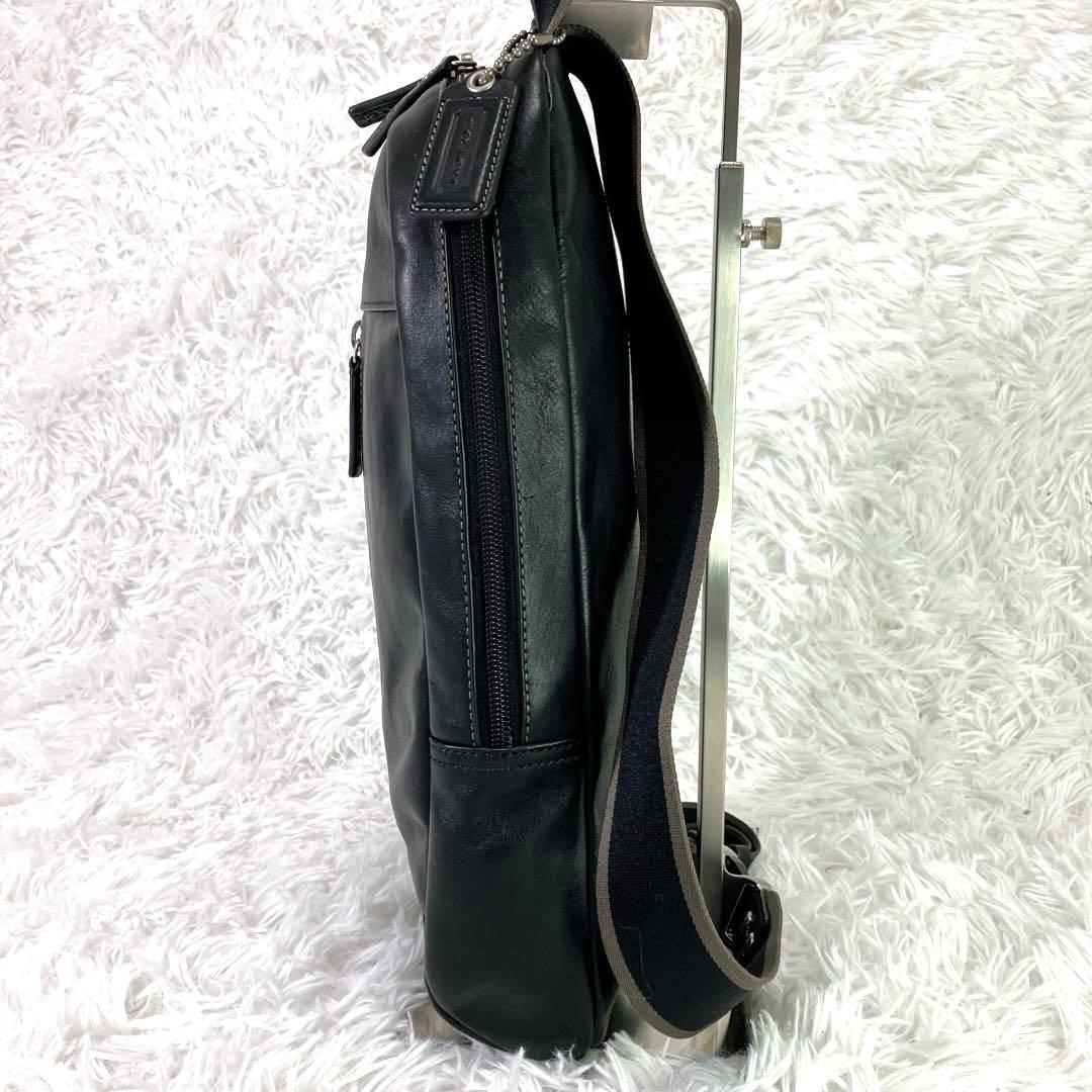 COACH　コーチ　レザーボディバッグ　縦型　チャーム付き　ブラック