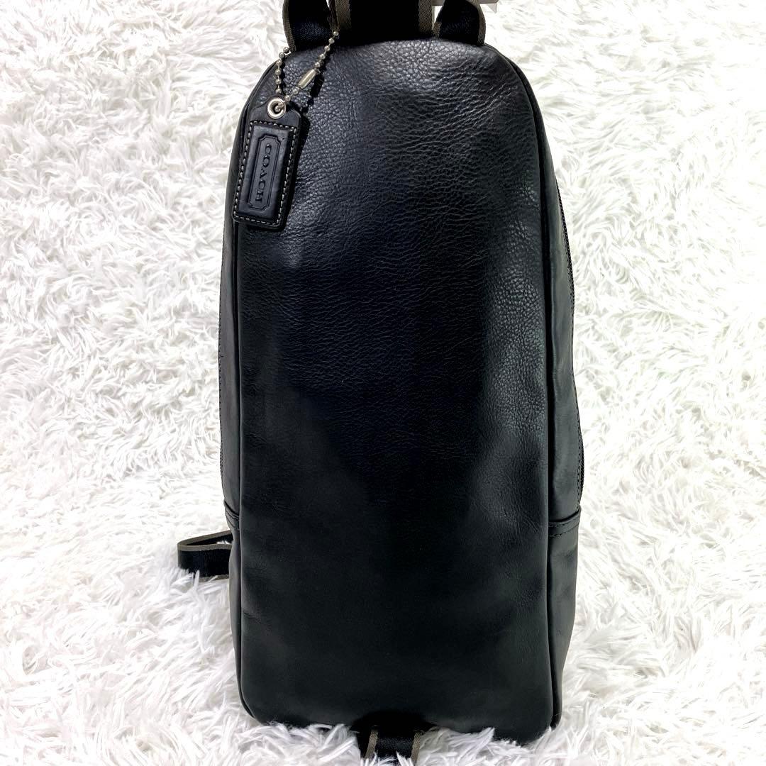 COACH　コーチ　レザーボディバッグ　縦型　チャーム付き　ブラック