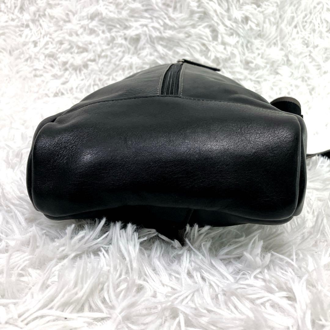 COACH　コーチ　レザーボディバッグ　縦型　チャーム付き　ブラック