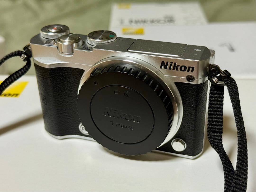 Nikon 1 J5 ダブルレンズキット + ダブルズームレンズ [レンズ3本]