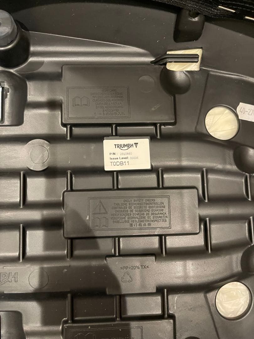 ボンネビルt120 純正シート　2025年式