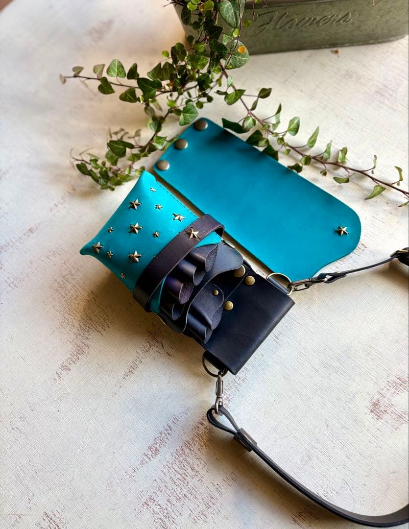 ヌメ革ブラック、手染めターコイズの蓋付きコンパクトシザーケース