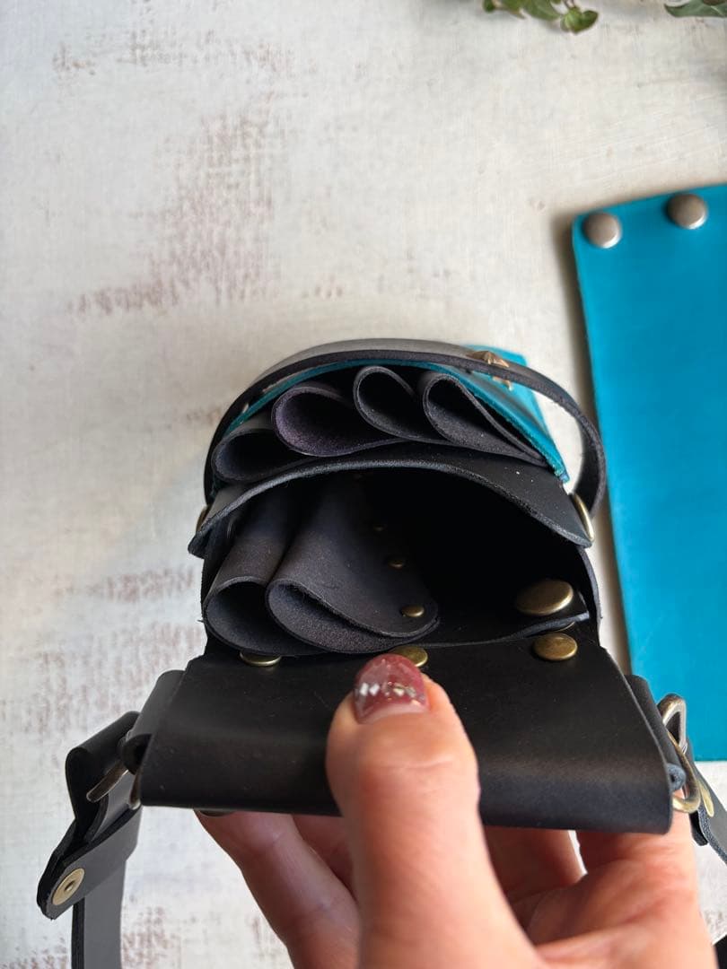 ヌメ革ブラック、手染めターコイズの蓋付きコンパクトシザーケース