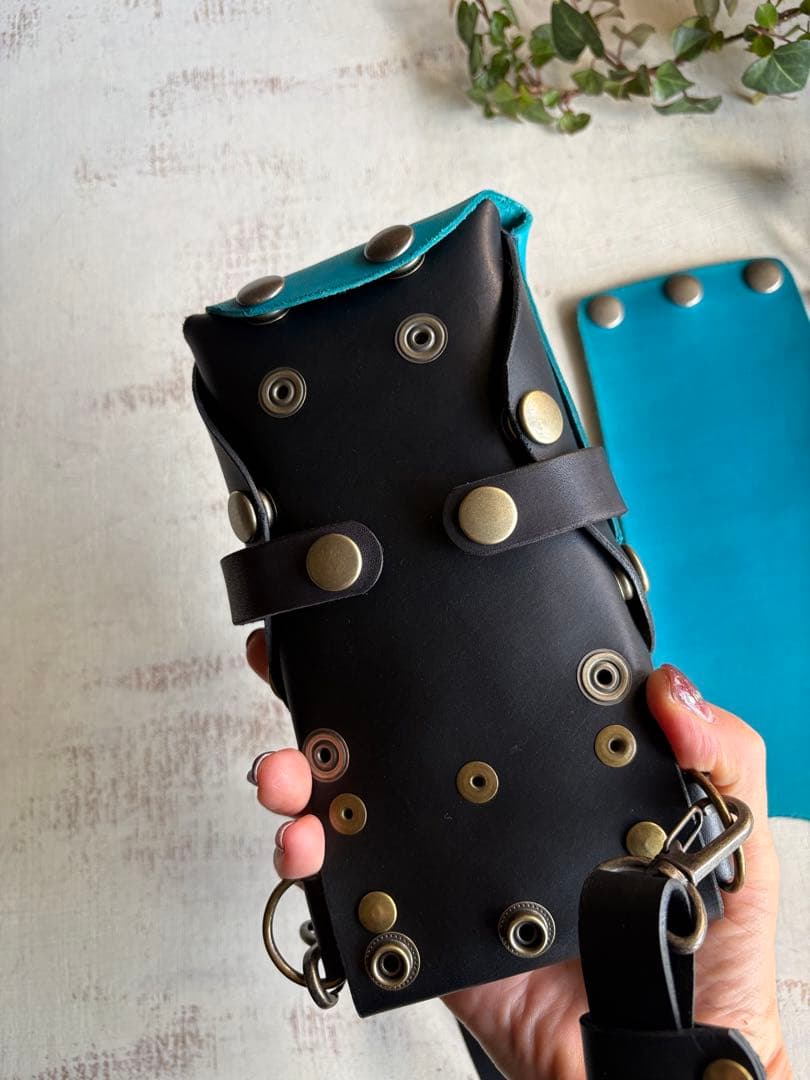 ヌメ革ブラック、手染めターコイズの蓋付きコンパクトシザーケース