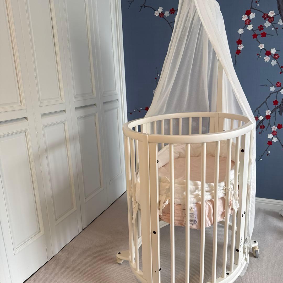 ホワイト円形 Stokke ベビーベッド キャノピー付き