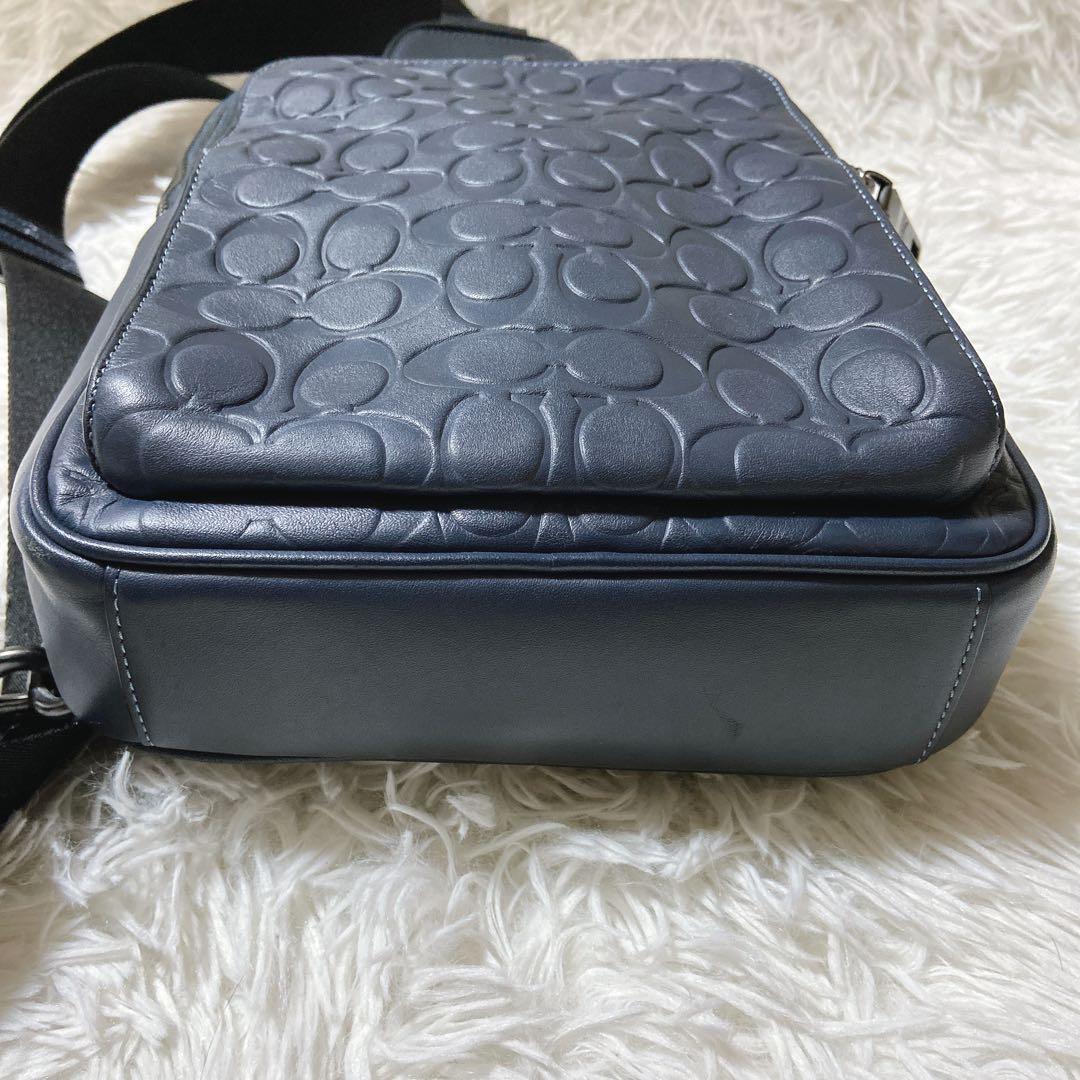 美品⭐️COACH コーチ　ボディーバッグ エンボス加工　メンズ　肩掛け　ネイビー