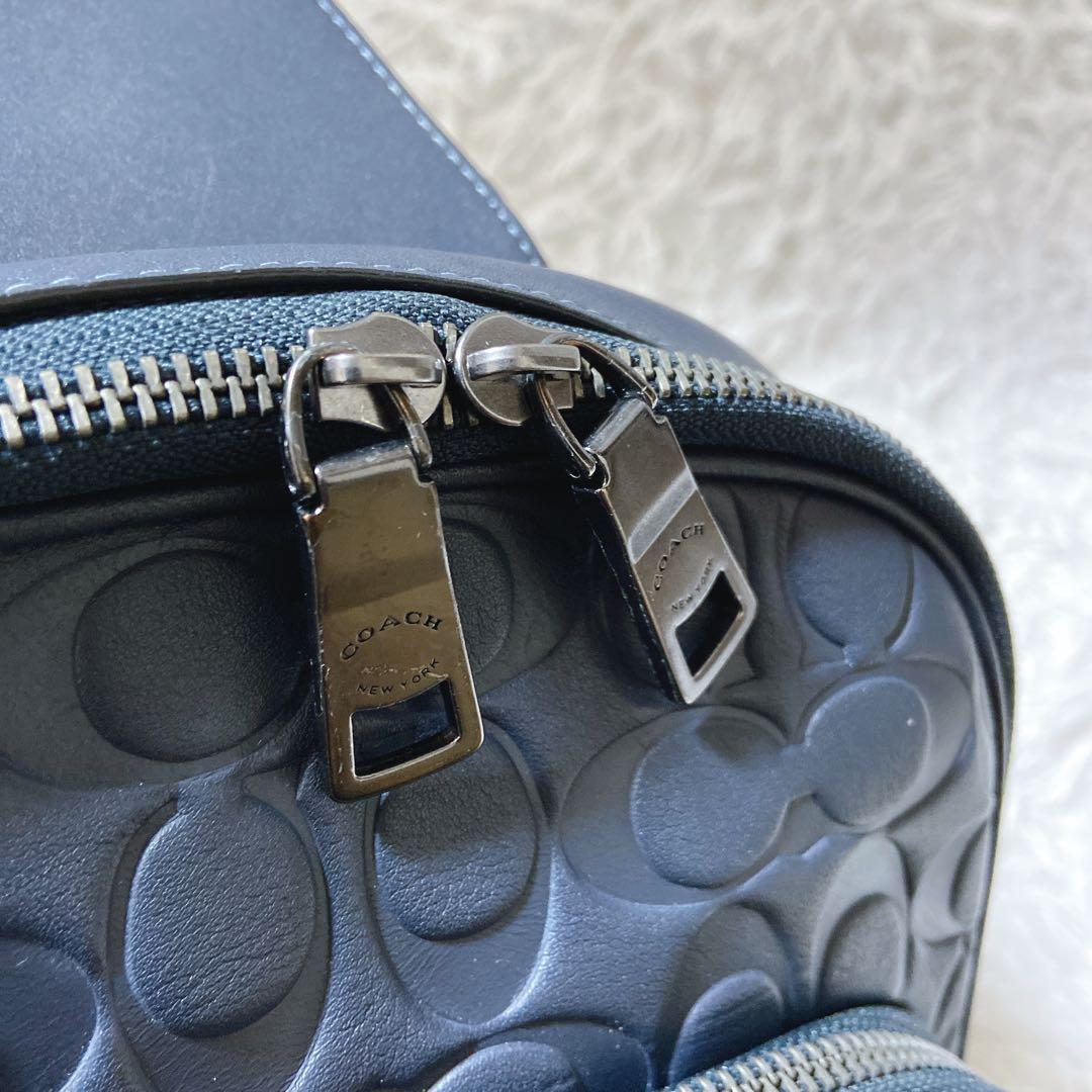 美品⭐️COACH コーチ　ボディーバッグ エンボス加工　メンズ　肩掛け　ネイビー