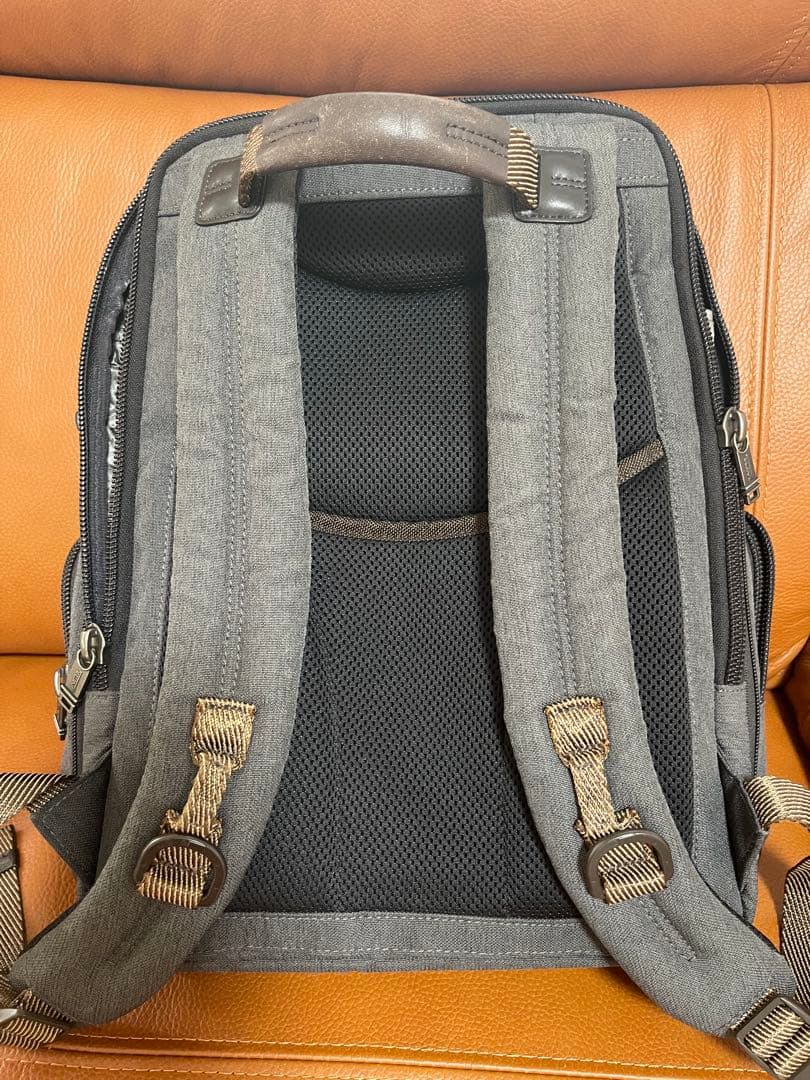 TUMI グレー ビジネスリュックバッグ 中型