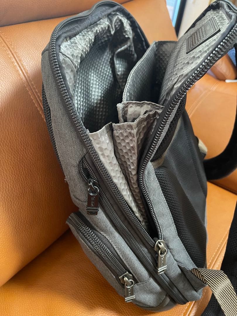 TUMI グレー ビジネスリュックバッグ 中型