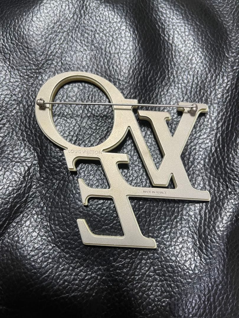 LVロゴブローチ アイボリー シルバー