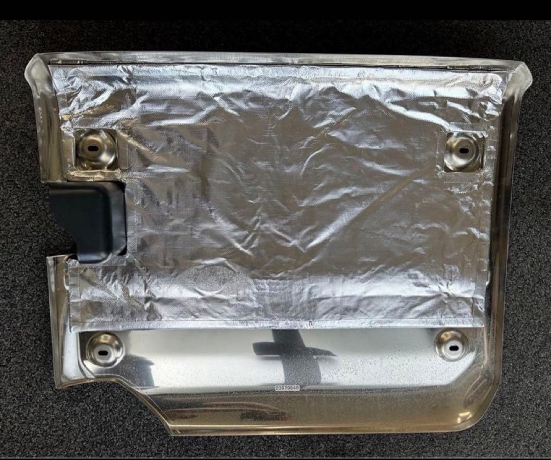 新品　UD クオン　純正　マフラーカバー　マフラー　カバー　トラクタ