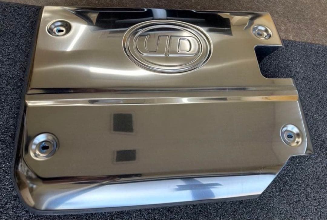 新品　UD クオン　純正　マフラーカバー　マフラー　カバー　トラクタ