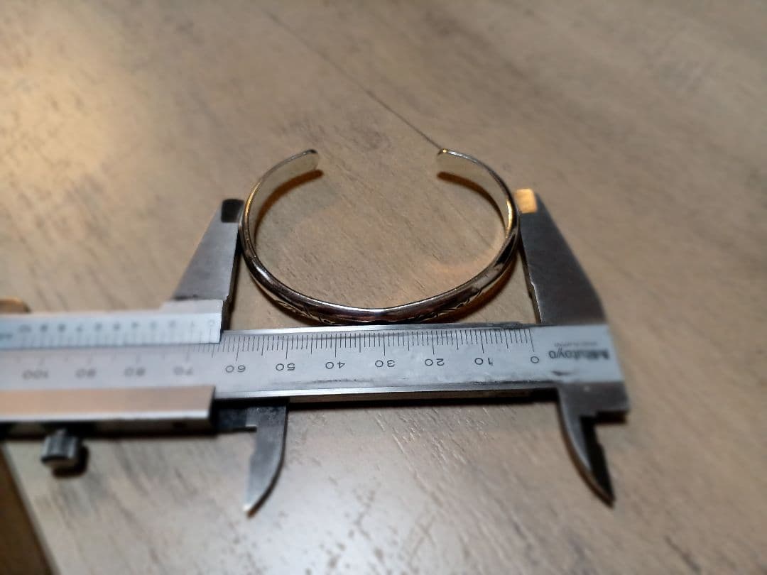 あるじゃん　バングル