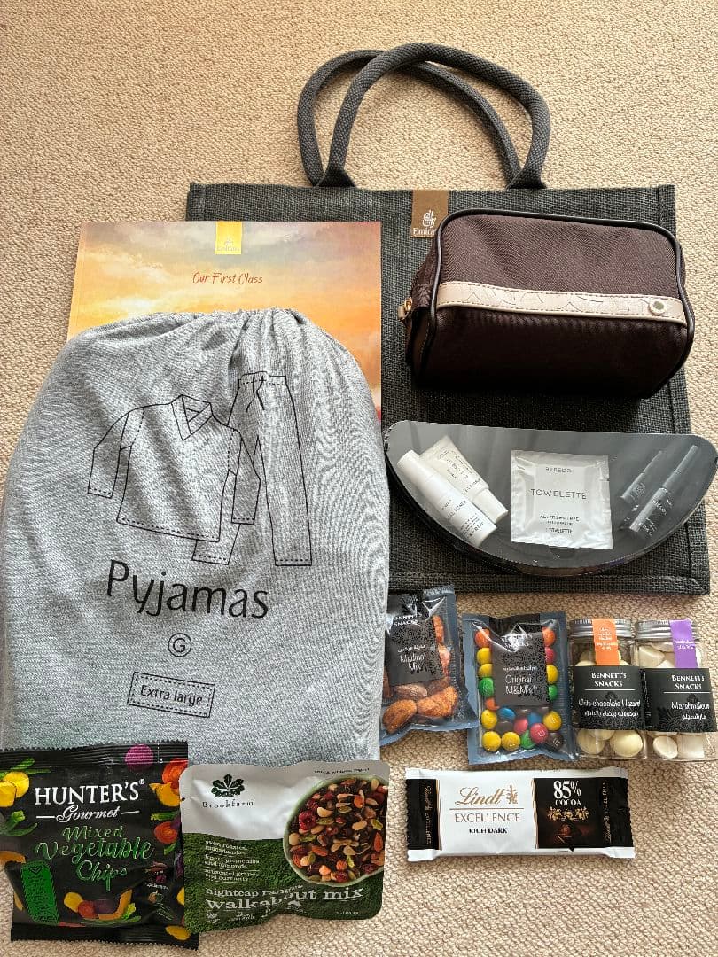 エミレーツ航空【最新】ファーストクラス　ブルガリポーチ＆アメニティ&パジャマ