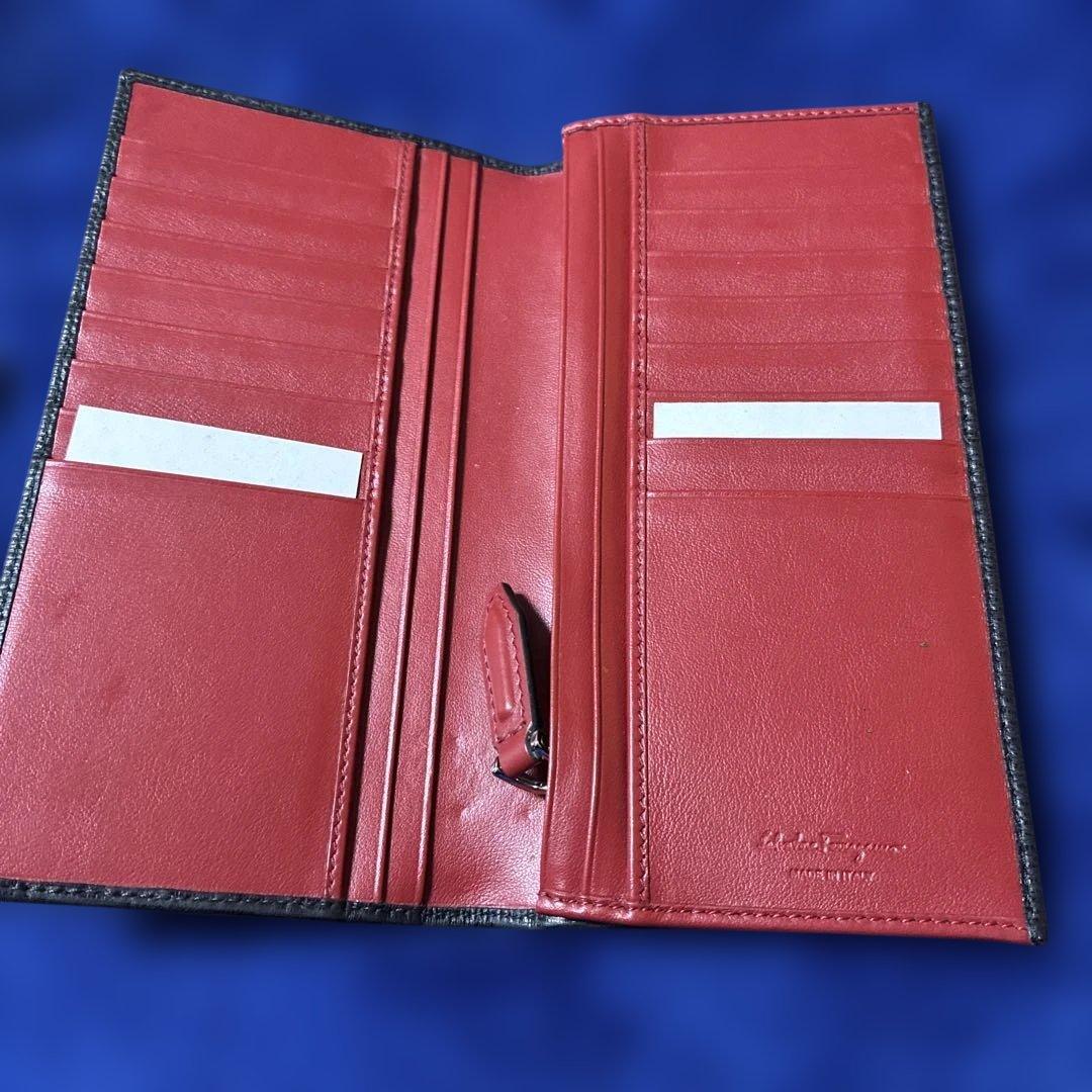 フェラガモ 黒の長財布 赤内装 複数カードポケット