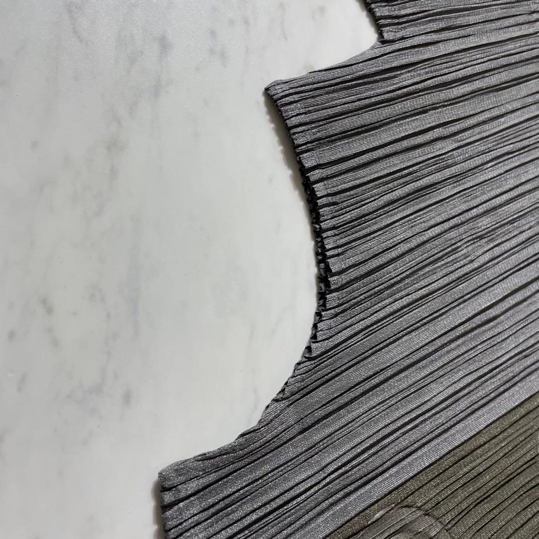 プリーツプリーズ イッセイミヤケ 横プリーツワンピース ノースリーブ バイカラー