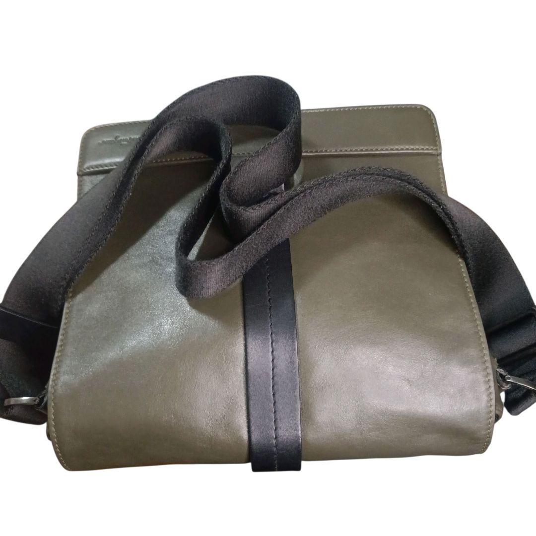 ✨Salvatore Ferragamo 羊革オールレザー メッセンジャーバッグ