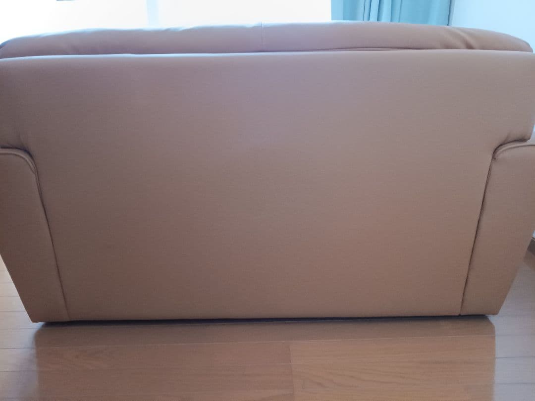 ブラウンの2人掛けソファ