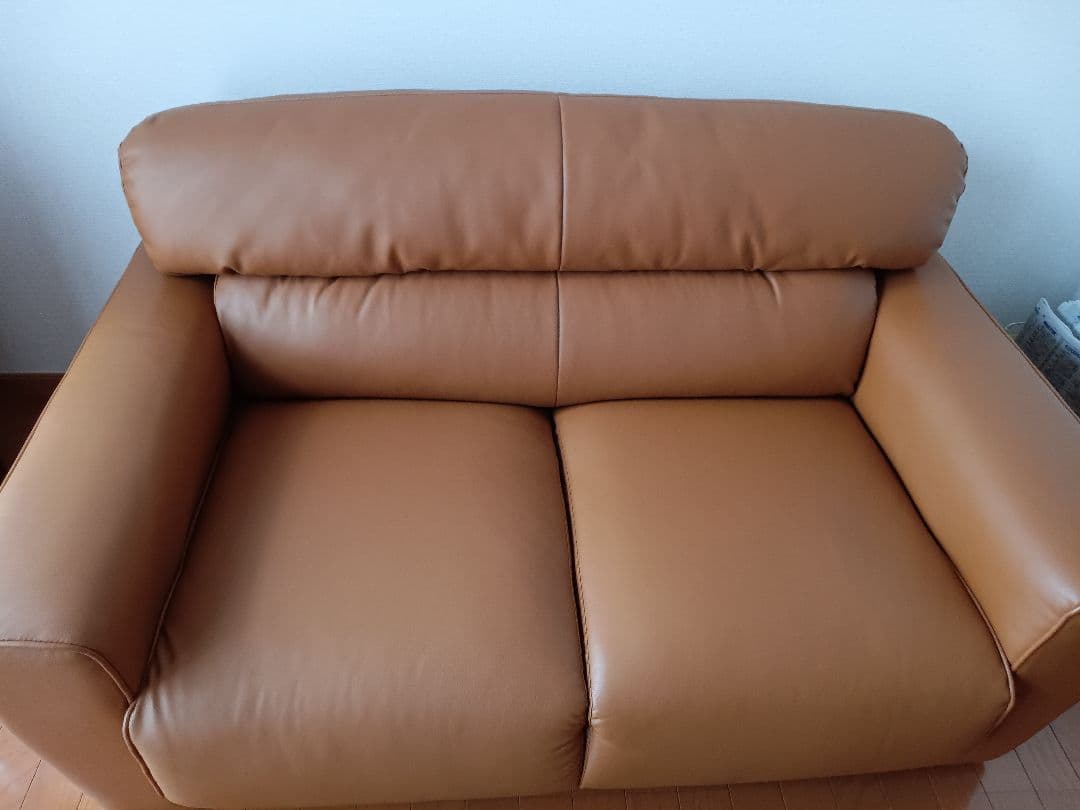 ブラウンの2人掛けソファ