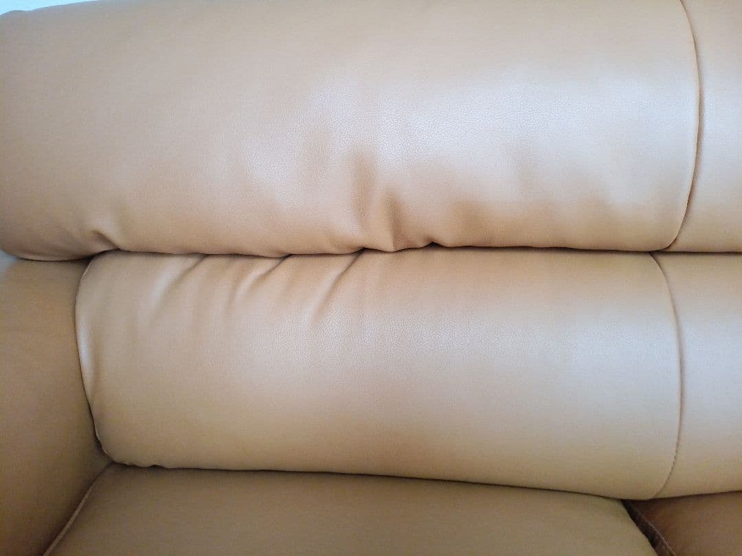 ブラウンの2人掛けソファ