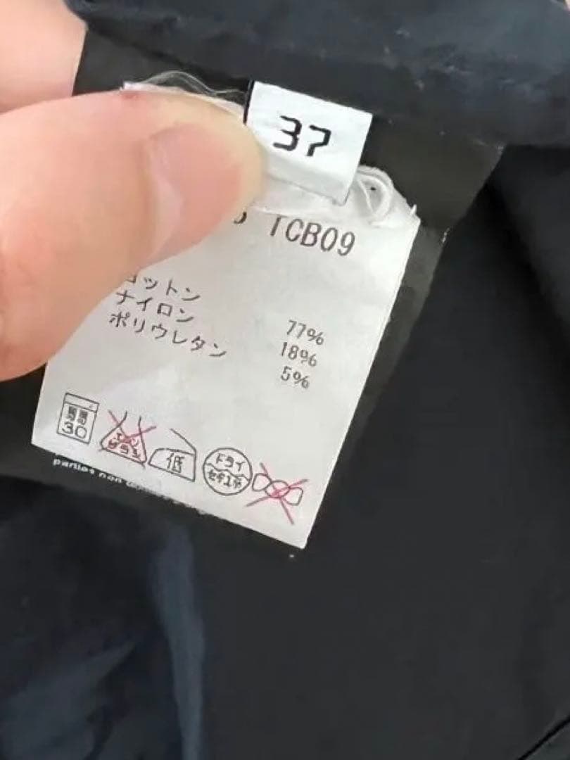 バレンシアガ　黒シャツ　ドレスコーデ