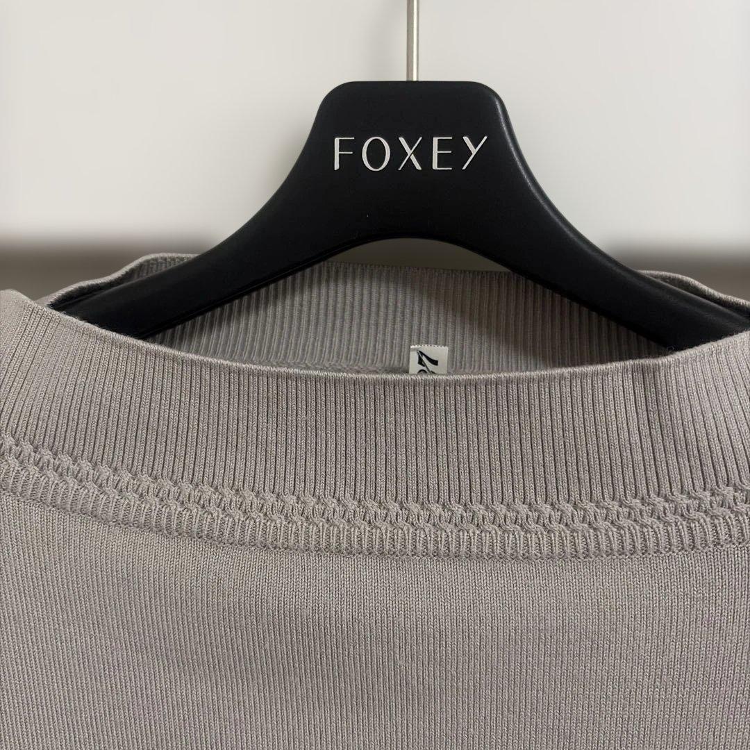 フォクシー　ニット 2022Lunetta グレージュ　38 ロゴ刺繍42614