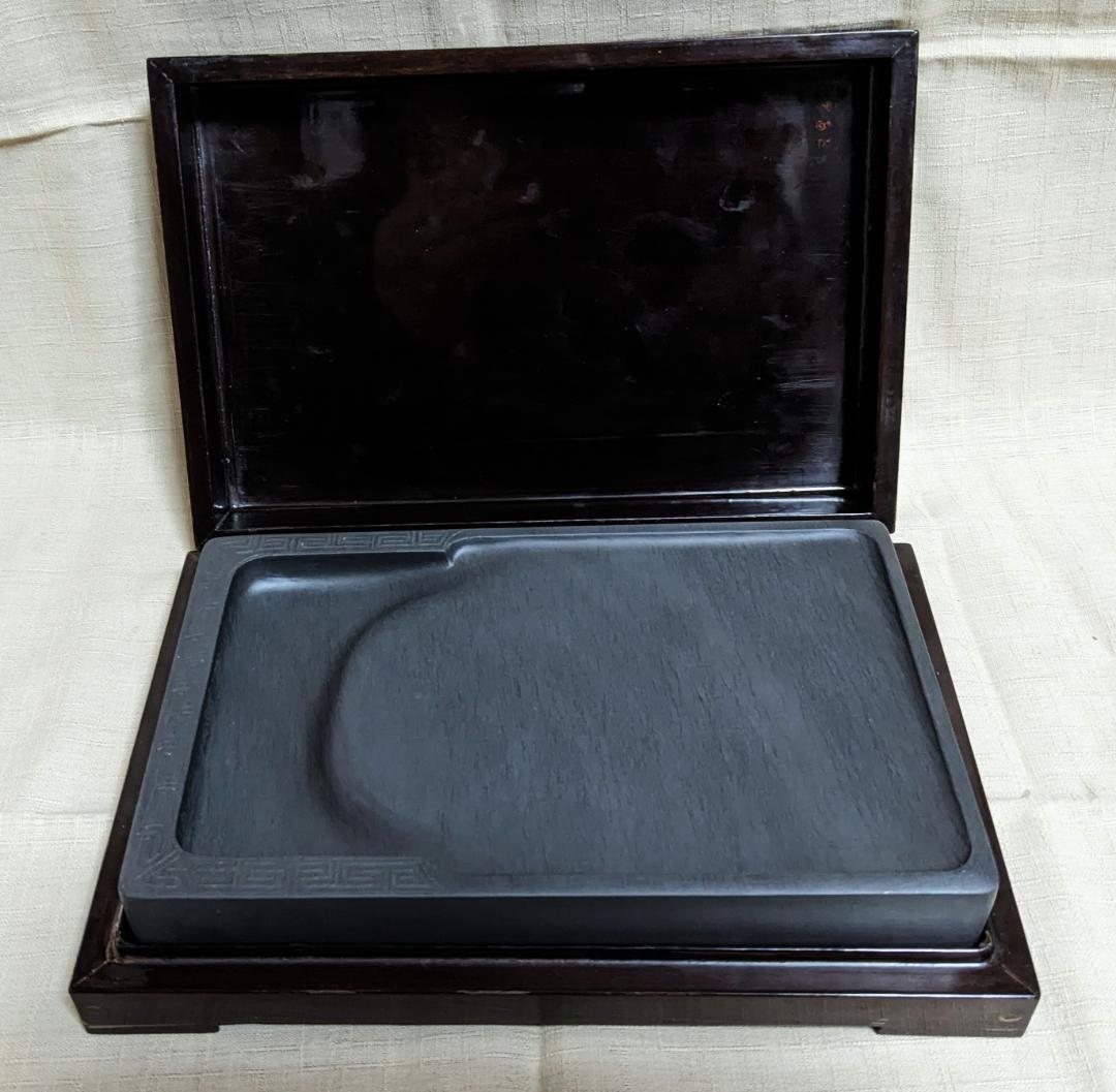 ■歙州硯■蒼黒中に穏やかな水波細羅紋■雷文彫琢の門字長方硯■約8吋■唐木箱