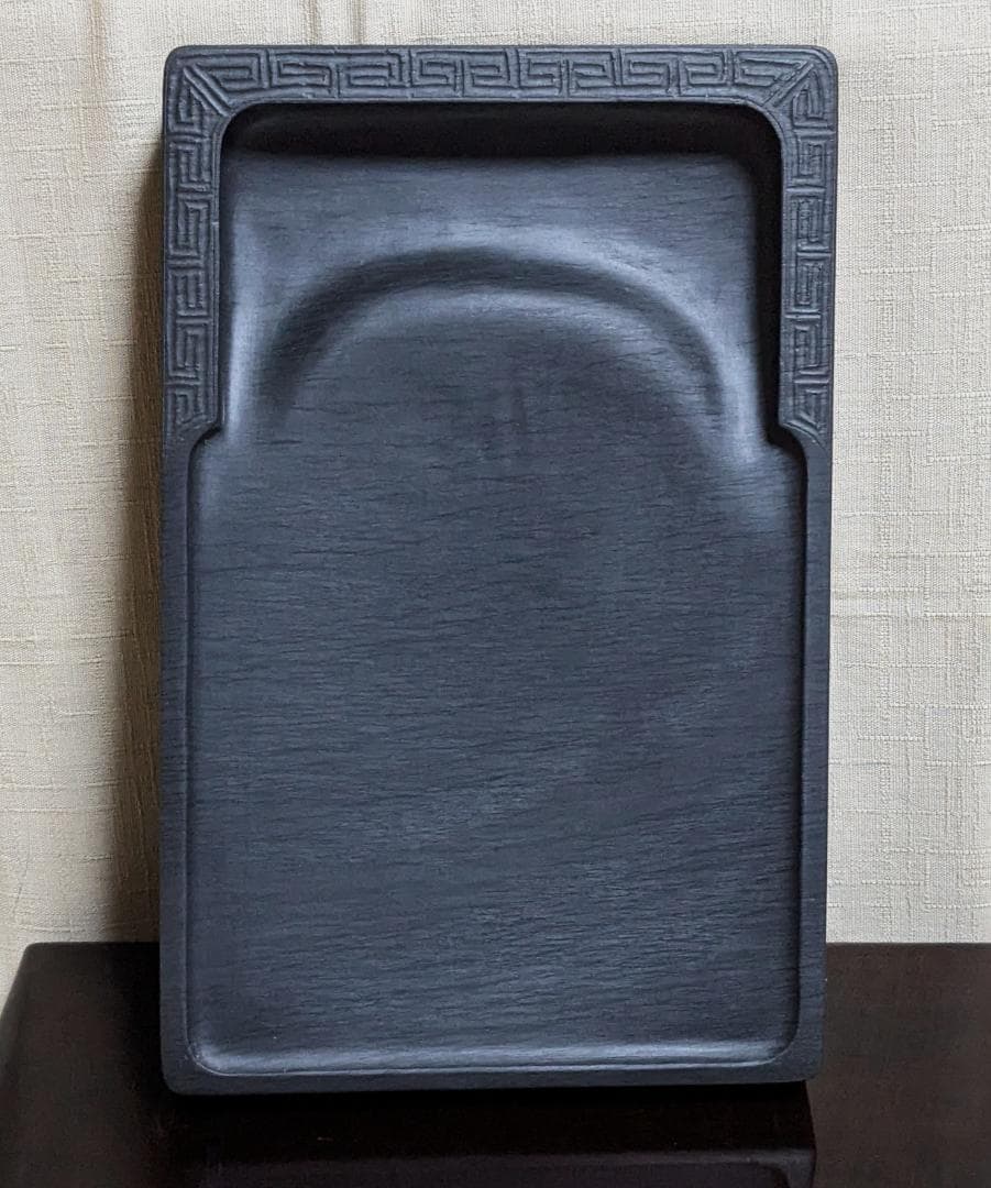 ■歙州硯■蒼黒中に穏やかな水波細羅紋■雷文彫琢の門字長方硯■約8吋■唐木箱