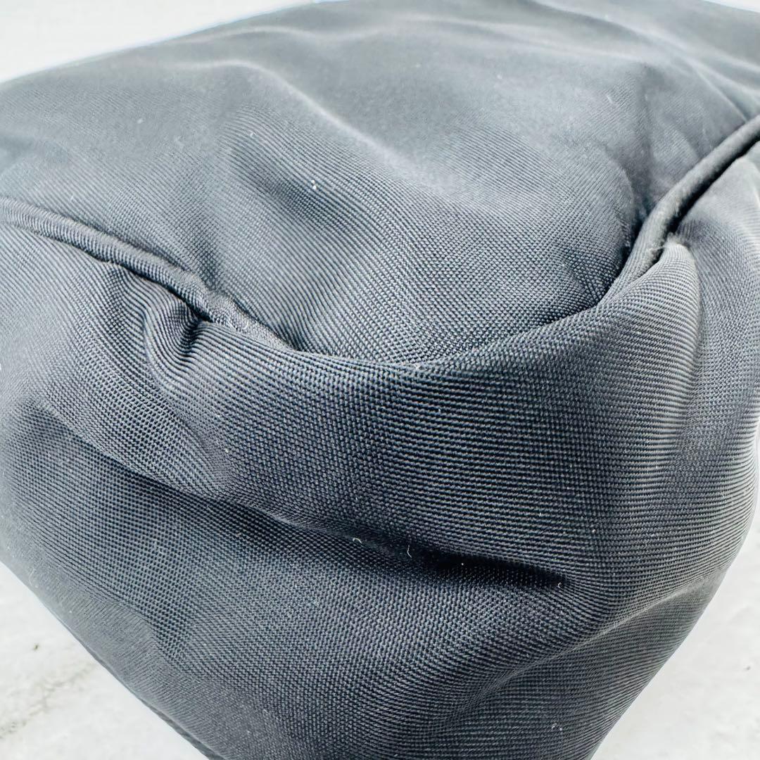 ✨PRADA✨プラダ✨ハンドバッグ✨ハーフムーン✨ナイロン✨三角ロゴプレート✨